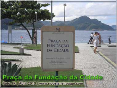 Placa informativa sobre o local de fundação da Cidade do Rio de Janeiro, em frente à uma praia da Urca