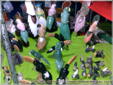 diversas esculturas de aves com pedras brasileiras