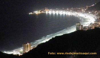 A praia de Copacabana é iluminada a noite toda