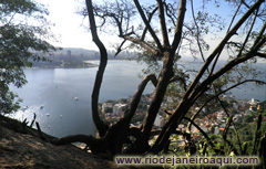 Vista de um ponto da trilha do Morro da Urca